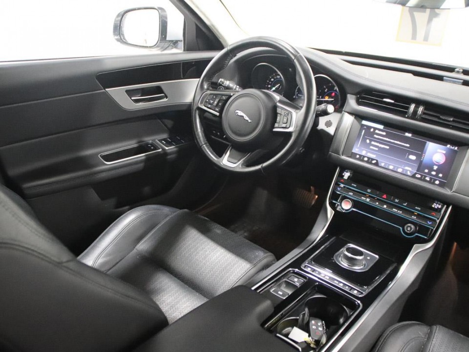 Jaguar-XF-Y73642-11