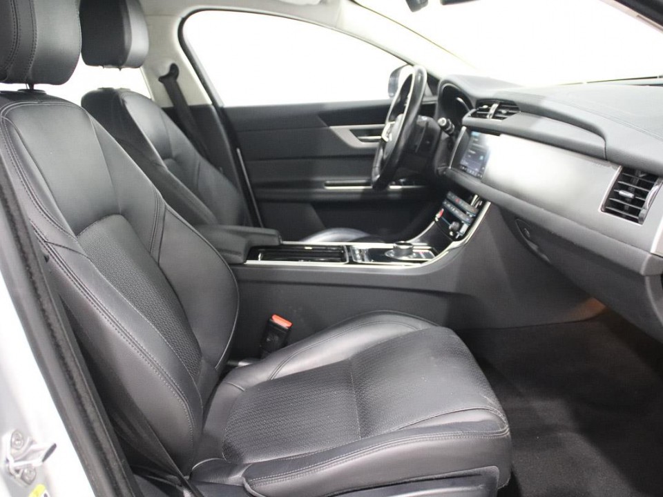 Jaguar-XF-Y73642-8